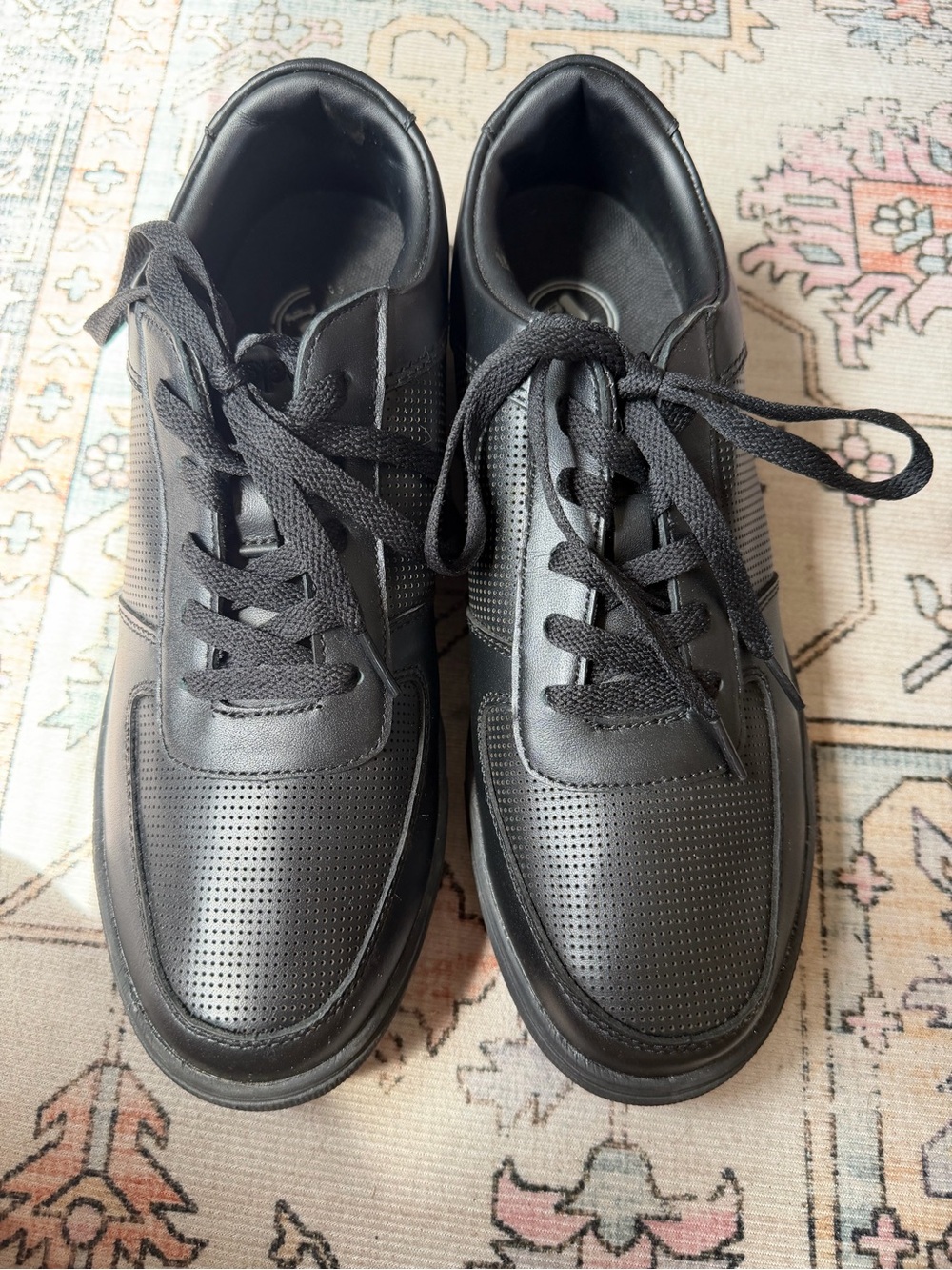 Women’s size 10 Propet Black Perforated Lace-Up Women's Sneakers